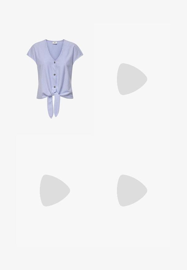 Blouse à manches courtes rayée bleu et blanche, avec un col en V, des boutons sur le devant et un bas noué, fabriquée en tissu léger.; Jupe A-line en lin bleu clair, longueur genoux, présentant des plis et une texture lisse sans motifs ni ornements.; Baskets en daim bleu clair avec des rayures blanches, lacets plats et semelle en caoutchouc gomme. Des chaussettes blanches côtelées sont portées au-dessus de la cheville.; Lunettes de soleil rondes teinte brun avec une monture bordeaux brillante. Branches fines avec un détail de marque subtil. Design de verres plats.