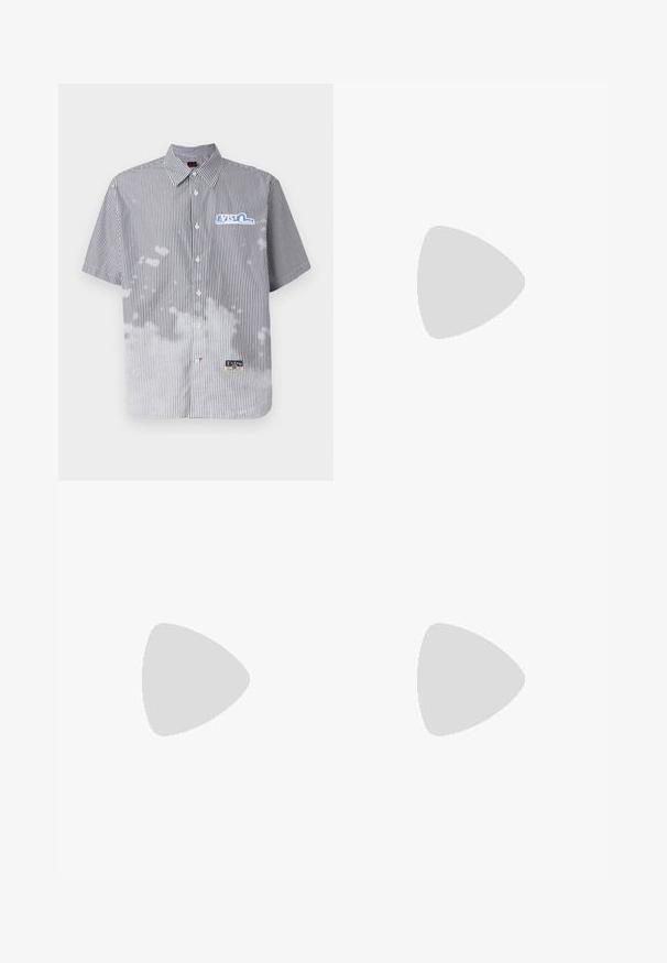 Chemise à manches courtes à rayures verticales bleu marine et blanches, avec un logo sur la poitrine gauche et un motif ressemblant à des nuages sur le bas du devant.; Pantalons de survêtement noirs avec taille à cordon de serrage, design de jambe fuselée et détail de logo discret près de l'ourlet. Fabriqués à partir d'un tissu doux et lisse.; Baskets blanches avec des accents en daim, bout arrondi, lacets plats et semelle en caoutchouc crème. Présente une marque verte sur le talon.; Sac à bandoulière en cuir noir avec une poche avant zippée, logo embossé et une bandoulière ajustable. Texture lisse avec une forme structurée.