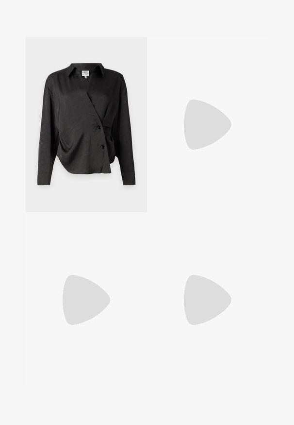 Baum und Pferdgarten MALUCA - Skjortebluser - black; Bredde ben blå denim jeans med høj talje, der har knaplukning, bæltestropper og diskrete syninger langs lommerne og kanterne.; Paul Smith AMIRA - Pumps - black; Brun læder clutch-pung med sølv kugleklap og en lille sølv kædedetalje på en hvid baggrund.