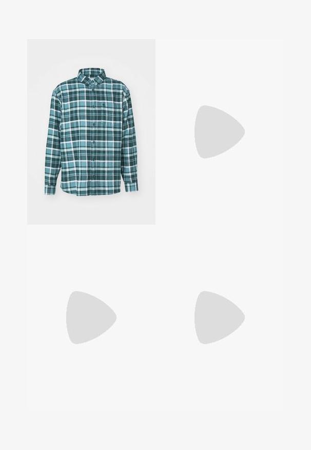 Chemise en flanelle à carreaux verts et bleus avec des manches longues, un boutonnage sur le devant, un col et une poche poitrine simple. Fabriquée en tissu doux et texturé.; T-shirt en coton blanc à manches courtes, présentant un logo Nike bleu marine brodé sur la poitrine gauche. Design standard à col rond.; Pantalons larges beige clair en coton. Dotés de poches avant et d'une fermeture à bouton. Texture lisse avec de légères lignes verticales.; Baskets de sport blanches avec une tige lisse, un système de laçage, une semelle rembourrée et une unité d'air visible avec des accents rouges sur le logo.