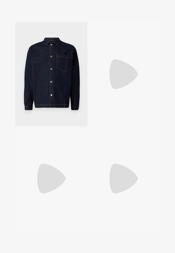 Camisa chaqueta de mezclilla azul oscuro con cierre de botones delantero, cuello recto, bolsillo en el pecho y detalles de costura naranja en contraste.; Camisa de algodón blanca de manga larga con cuello redondo, aberturas laterales en la parte inferior y una textura suave, exhibida desde la parte de atrás.; Jeans de mezclilla azul claro con un diseño de pierna recta, cinco bolsillos, cierre de botón, ligeramente desgastados y detalles de costura en contraste.; Zapatilla blanca con parte superior de cuero liso y perfil bajo. Presenta una puntera redondeada, seis ojales y una suela de goma texturizada.