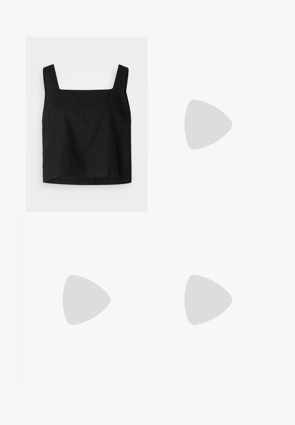 Zwarte cropped top met een vierkante halslijn, gemaakt van linnen stof. Heeft brede schouderbanden en een iets losse pasvorm met een rechte zoom.; Brede denim jeans in medium blauw, met een hoge taille, knoopsluiting en contrasterende verticale naden aan de voorkant.; Zwarte gepatenteerde sandalen met hak en een vierkante neus, enkelbandjes en zilveren gespen. Heeft een stevige blokhak voor stabiliteit.; Zwarte leren handtas met een gebogen vorm, afneembare schouderband en gouden hardware. De tas heeft een klep met een gespsluiting.