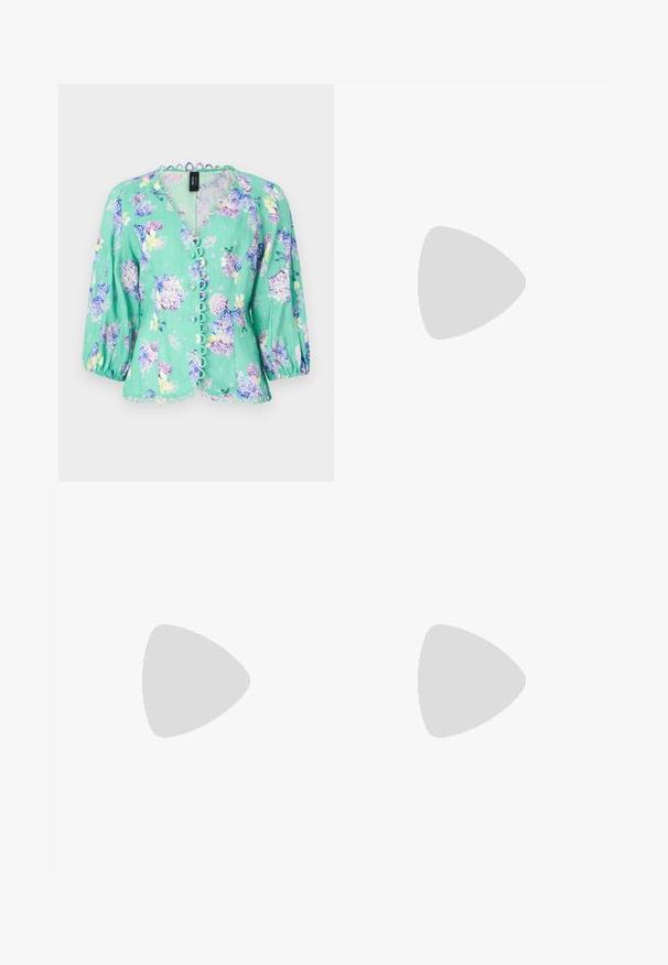 Marc Cain Blůza - light green; Černé kalhoty na míru se střihem do rovna, které mají hladkou texturu a ostré sklady na přední straně. Bez viditelného kování.; Černý špičatý slingback s nízkým podpatkem, vyrobený z hladké kůže, s výřezem na boku pro lepší prodyšnost.; Černá kožená kabelka se strukturovaným designem, jejíž tvar je zkrácený, má horní rukojeť a zlaté kovové detaily. Součástí je i nastavitelný ramenní popruh.