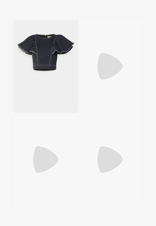 Blå denim cropped top med korte, flæseærmer. Har kontrastsyning og en lynlåslukning bagpå. Flossede kantede ærmer.; Bredde-bukser i mørke olivengrønne stoffer, med en plisseret frontdesign, en knaplukning og en poleret, struktureret overflade.; Sorte højhælede sandaler med tynde stropper og en knyttet design, en glat firkantet tå og en slank stiletto hæl.; Sort stofpose med en enkelt, bred skulderrem. Blød, semi-struktureret form og glat tekstur; minimalistisk design uden synligt hardware.; Sølv hoop øreringe med en glat, skinnende overflade. Rundet form, letvægtsdesign med post-back lukning.
