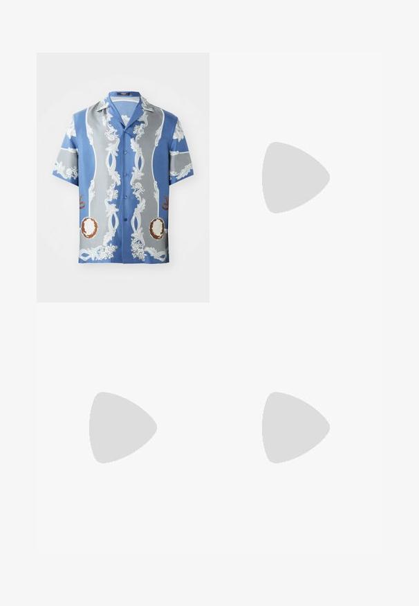 Versace INFORMAL MEDUSA CAMEO  - Marškiniai - stone blue/dark grey; Tamsiai mėlynos kelnės su tiesia džinsų siluetu, pagamintos iš tekstūruotos medžiagos. Yra priekinis sagčių uždarymas ir reguliuojama raištelių juosmens dalis.; Juodas pintas slip-on tipo batelis su lygiu odiniu akcentu viršuje, apvalios nosies dizainas ir žemas guminis padas.; Versace Akiniai nuo saulės - havana blue/dark grey