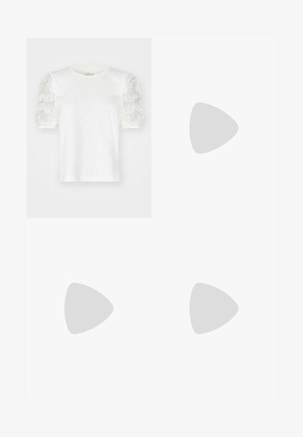 Tricou alb cu mânecă scurtă, cu detalii din aplicații florale pe mâneci, guler rotund și dintr-un material moale din bumbac.; Pantaloni din denim largi, cu un gradient de la albastru deschis la albastru închis, talie înaltă, bucle pentru curea și o curea din același material. Finisaj texturat din denim.; Adidași albi tip pantofi sport cu glezna din pânză, cu talpă din cauciuc negru, capac de vârf din cauciuc frontal și șase ochiuri pentru șireturi, având un design curat și minimalist.; Geantă de mână din piele roșie, cu un design unghiular și geometric. Dispune de o singură curea ajustabilă și un sistem de închidere cu clapetă, cu detalii cusute.