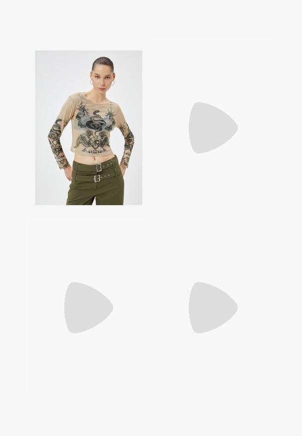 Top lungo a maniche trasparenti beige con tatuaggi grafici neri, raffiguranti serpenti, rose e ali. Indossato con pantaloni verde oliva a vita alta con doppia cintura.; Jeans ampi di colore blu scuro con vita alta, dotati di risvolti, cuciture a contrasto e design a cinque tasche. Realizzati in tessuto denim.; Infradito neri con due accenti di fibbia dorata, materiale dalla texture liscia, suola piatta e design minimalista.; Borsa a spalla in vernice nera con forma curvata, una tracolla, tasche frontali e dettagli in metallo argentato.