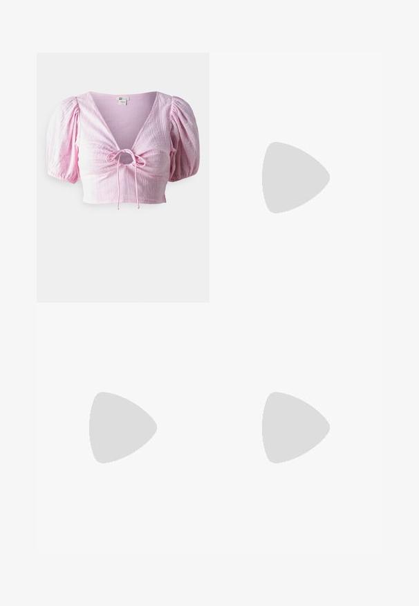 Kort rosa kortärmad blus med V-ringning, puffärmar och dragsko i mitten. Texturerat tyg med en subtil glans.; Breda byxor i krämfärgad tyg med en mjuk yta, med en enda knapp fram, subtila veck och en hög midja design.; Vit högklackad sandal med en kraftig klack, med ett remdesign och ankelband. Slät textur med en plattform framtill för ökad höjd.; Vit syntetisk handväska med triangulär form, platt framklaff och rosettdetalj, justerbar rem, slät textur och minimalistisk design.