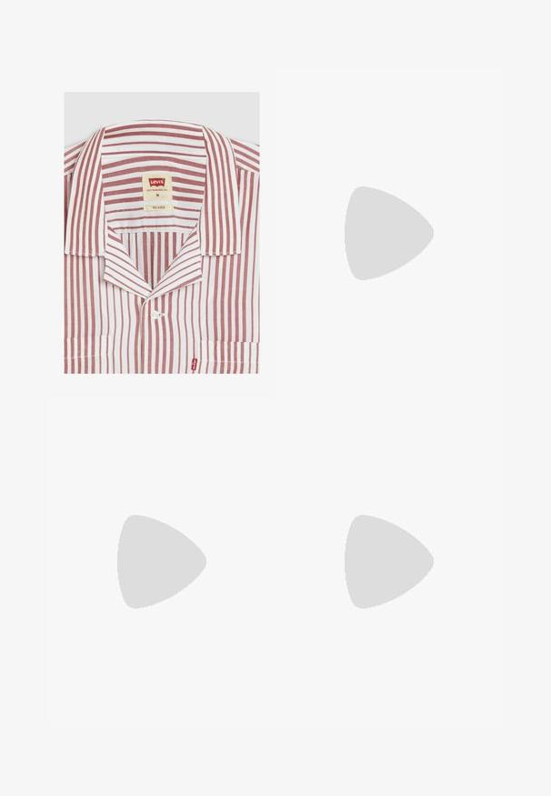 Camicia a righe rosse e bianche con colletto morbido, taschino frontale e etichetta del marchio Levi's sul colletto interno. Materiale in cotone.; T-shirt bianca in cotone con maniche corte, colletto tondo e logo Levi's discreto stampato al centro. Texture morbida e vestibilità standard.; Jeans in denim blu scuro con taglio dritto, cinque tasche, cuciture arancioni a contrasto e chiusura con bottone. Nessun motivo o decorazione visibile.; Scarpa da uomo in pelle nera con punta rotonda, design con lacci e tacco basso impilato. Texture liscia con dettagli di cucitura minimi.