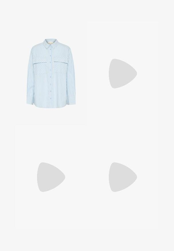 Lys blå og hvid stribet skjorte med knaplukning, to brystlommer, krave og lange ærmer med manchet-detaljer. Glat stofstruktur.; Bredde ben brun denim jeans med høj talje, forlommer og klassisk knaplukning. Glat tekstur med diskret syninger.; Brune lædersandaletter med en bred rem med en guldbeslag og et struktureret mønster, sat på en flad sort sål.; Brun ruskinds-tote med to lange stropper, snørelukning og minimalistisk design. Glat tekstur og ingen synlige hardware-detaljer.