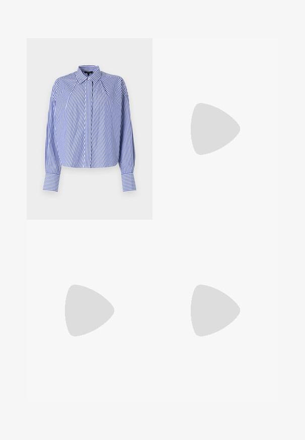 rag & bone MARTHA STRIPE SHIRT - Gombos blúz - blue; Fehér, rövid ujjú póló ribbed anyagból. Kerek nyakkivágás, normál szabás és diszkrét varrási részletek. Nincsenek minták vagy grafikák.; Fekete, sima anyagból készült, szabott nadrág, egyenes vonalú szabással és két oldalsó zsebbel. Elegáns és minimalista kialakítás.; Fekete bőr balettcipő lekerekített orral, sima tekstúrával, minimális varrással és rugalmas talp kialakítással.