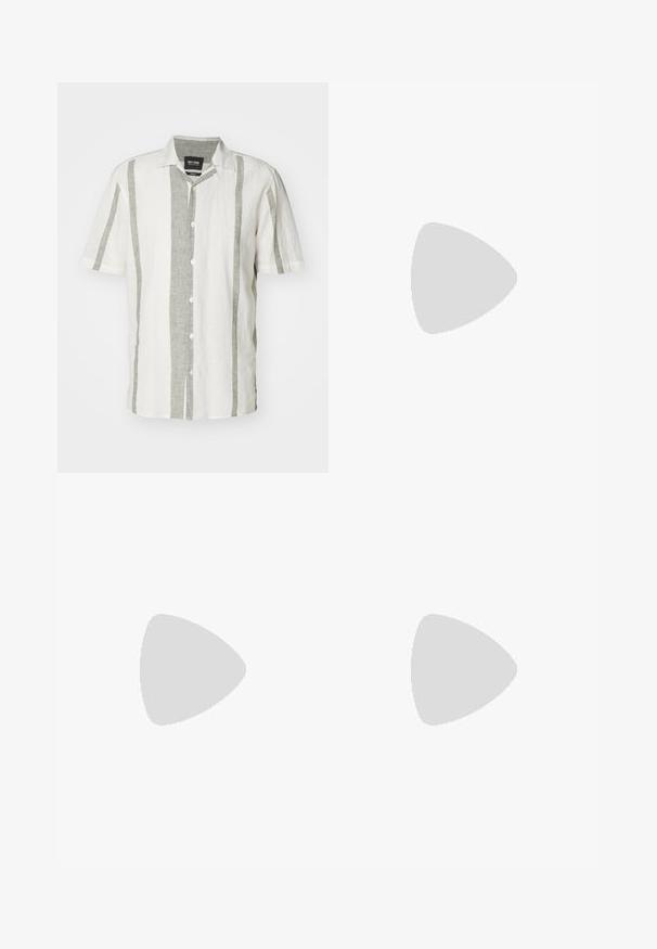 Camisa de botones de mangas cortas en blanco con rayas verticales en gris claro. Fabricada en lino, con un cuello clásico y cinco botones en la parte delantera.; Pantalones negros con un diseño de frente plisado, hechos de una tela suave. Cuentan con un cierre de botón y pasadores para cinturón; corte recto.; Zapatilla de cuero blanca con cierre de cordones, superficie texturada y una gruesa suela de goma blanca con borde dentado para mayor agarre.; Gafas de sol con marco de metal y lentes ovalados verdes. Marco delgado de metal plateado y puntas de las orejas negras. Diseño minimalista, sin logotipos visibles.