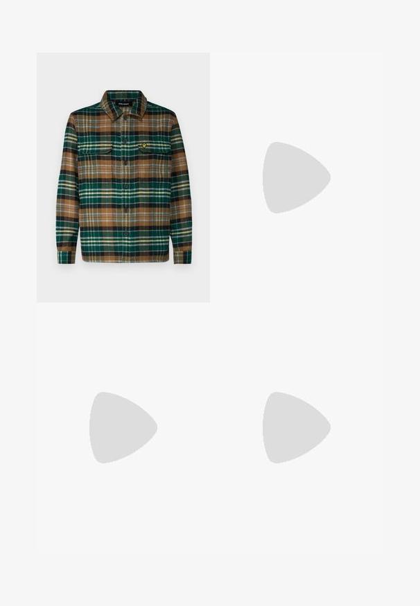 Geruite flanellen overhemd in groen, bruin en zwart met een knoopsluiting aan de voorkant, twee borstzakken en een klein geborduurd logo op de linker zak.; Zwarte katoenen shorts met een rechte snit, knielengte, voorzien van een zichtbaar merklogo op de zoom en een gladde textuur.; Zwarte sandaal met twee verstelbare gespen, een kurken voetbed en een gestructureerde, rubberen zool. Heeft een minimalistisch ontwerp en open teen stijl.; Zwarte plastic zonnebril met groene lenzen, vierkante montuur, zilveren accent op de wenkbrauw en een gestructureerde tempel. Merken vermeld op de binnenkant van de arm.