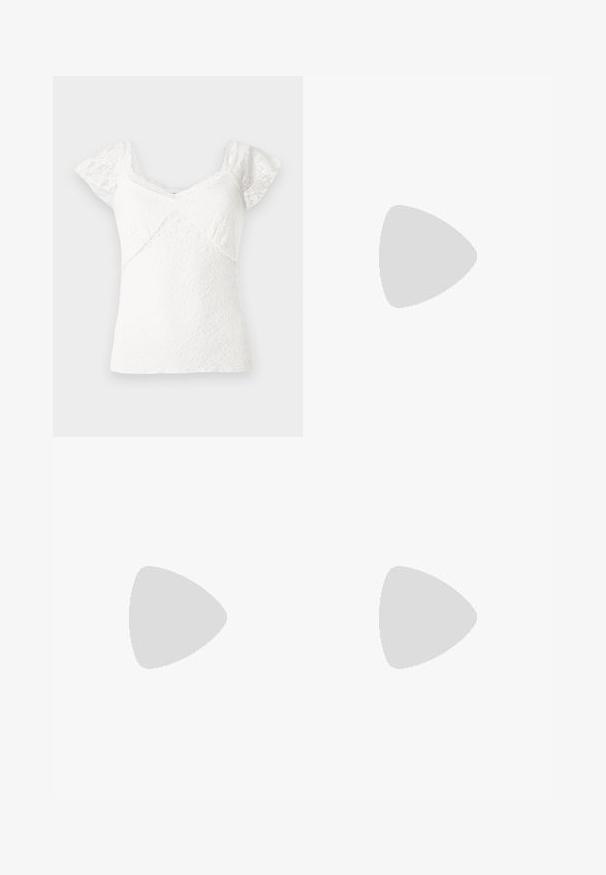 Witte kanten top met korte cap sleeves, met een V-hals en een gekleed bloemenpatroon over de gehele stof. Soepele stof met golvende randen.; Lichtblauwe flared jeans van denim, met een hoge taille, vijf zakken en een enkele knoopsluiting. Zachte textuur met een vervaagde afwerking.; Lichtblauwe open teen hakmules met een geometrisch ontwerp, voorzien van een brede band over de voet en een forse, hoekige hak.; Lichtblauwe leren handtas met een bovenhandvat, een voorklepzak en een afneembare polsband op een witte achtergrond.