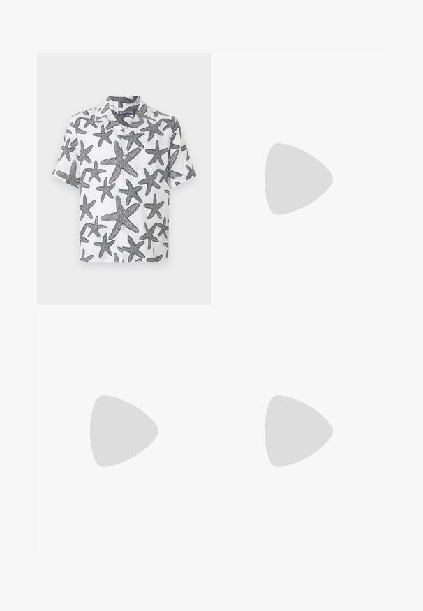 Majica kratkih rukavov iz belega blaga z vzorcem črnih morskih zvezd. Zasnova s tipkami spredaj in ovratnikom. Lahka lanena tkanina.; Sive krojene hlače iz teksturirane tkanine, ki imajo dva sprednja nabora in ravno kroj. Brez vidnih žepov ali okrasnih elementov.; Črne usnjene loferice z zaobljenim prstom, subtilnim šivanjem in nizkim petam, ki se odlikujejo po gladki teksturi in minimalističnem oblikovanju.; Sončna očala s črnim plastičnim okvirjem, modrimi lečami, rahlo zaobljenih oblik in s srebrnimi kovinskimi poudarki na ušesnih delih.