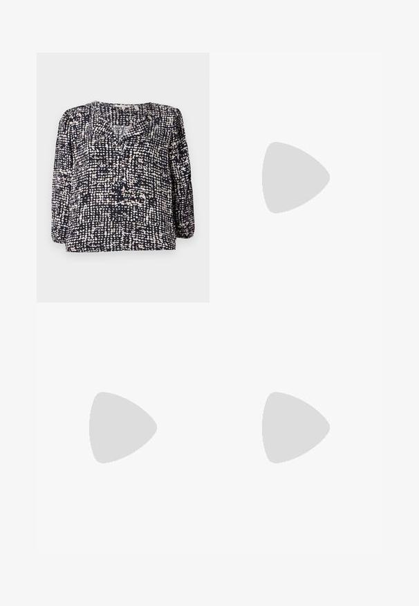 Marinebluse med et strukturert, prikkete mønster i krem og beige, med V-hals og lange puffermer. Laget av lett stoff.; Mørkeblå plissert skjørt med bred midjebånd, laget av et glatt stoff. Har vertikale folder og faller til midten av leggen.; Rosa semsket høyhælte sandaler med blokkhell, åpen tå og ankelreim med gullspenne. Flat frontreim.; Brun kunstlæder skuldertaske med buet form, minimal syning og detaljer i guld-tonet hardware. Har en top lynlås lukning og justerbar rem.
