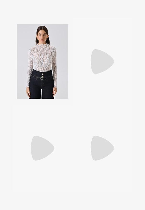 Top lungo bianco in pizzo con maniche a sbuffo e collo alto, caratterizzato da motivi floreali e una trama intricata, abbinato a jeans in denim scuro a vita alta.; Gonna bianca a strati realizzata in tessuto leggero, con una cintura elastica, strati arricciati e un design fluido che arriva fino a metà polpaccio.; Stivale alla caviglia in suede color ocra con tre strati di frange. Punta affusolata e tacco basso a blocco. Texture liscia su tutta la superficie.; Occhiali da sole rotondi con lenti scure, montatura in metallo dorato sottile, estremità in plastica e poggiatopti regolabili. Design minimalista con un aspetto classico.; Borsa intrecciata beige con un design testurizzato, dotata di un interno in raso ondulato e dettagli frangiati, completata da due manici intrecciati.