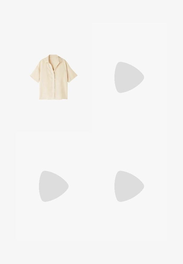 Lichtbeige korte mouwen shirt van linnen. Heeft een kraag en een knoopsluiting aan de voorkant, met een losse pasvorm en een gladde textuur.; Wijd uitgesneden zwarte broek van een katoenmix stof, met een zachte textuur, voorzakken en minimale stikseldetails.; Beige hakken sandalen met een blockhak, strappy ontwerp en verstelbare enkelband, gemaakt van glad synthetisch materiaal met een matte afwerking.; Bruine suède schoudertas met een open bovenkant. Heeft een diepe, brede vorm, een uitsnijdend handvat en een minimale stiksels voor een strak ontwerp.