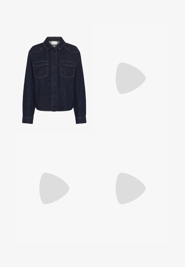 Chaqueta de mezclilla oscura con cuello, cierre frontal de botones, dos bolsillos en el pecho y mangas largas. Costuras de contraste en toda la prenda.; Pantalones negros ajustados con un diseño de pierna recta, que presentan una textura suave y pliegues nítidos en el frente. Sin herrajes visibles.; Tacones negros de piel sintética tipo slingback con punta afilada, que cuentan con un tacón delgado y un detalle en tono dorado en la correa ajustable. Textura suave.; Bolso de mano de cuero negro con un diseño estructurado, que presenta una forma recortada, asa superior y acentos en dorado. Correa de hombro ajustable incluida.