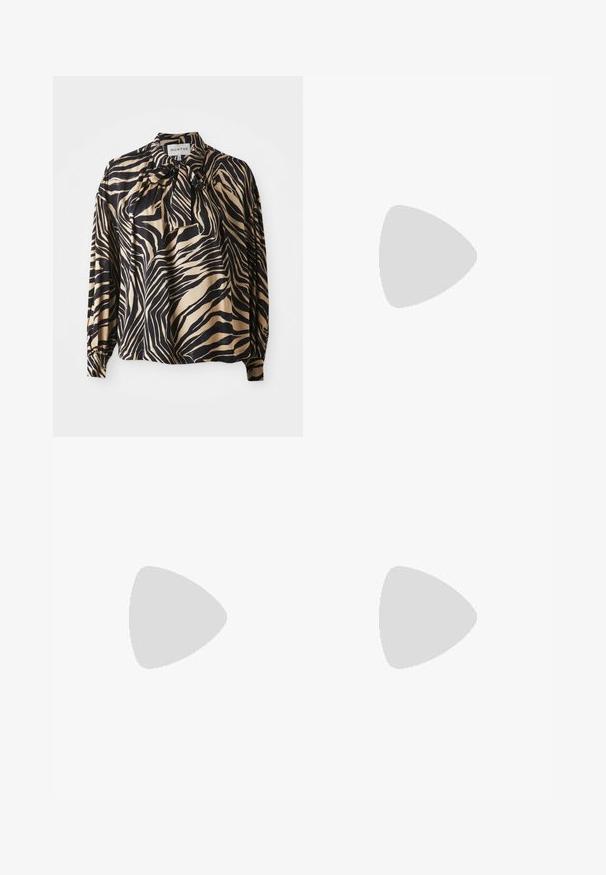 Langsleeve shirt in een gladde stof met een gedurfd zwart en gouden zebrapatroon, met een strikje bij de hals.; Witte denim shorts met een rafelrand, voorzien van vijf zakken, zilverkleurige hardware en een knoopsluiting bij de taille.; Beige slingback schoen met een zwarte neus, een vierkante hoge hak en twee bandaccenten, gemaakt van glad materiaal.; Zwarte rechthoekige zonnebril met getinte lenzen, voorzien van dikke monturen en gouden hardware details op de slapen. Gladde, glanzende textuur.