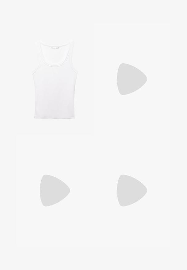 PULL&BEAR Top - white; Hnědé kalhoty širokého střihu s hladkým povrchem, vybavené černým pásem v pase a bočními kapsami. Přizpůsobený design a uvolněný střih.; Hnědé semišové sandály na vysokém podpatku s otevřenou špičkou, nastavitelným páskem kolem kotníku a proužkovou platformou.; Tkaná bordó kožená taška přes rameno s dvěma krátkými uchy a odnímatelným ramenním popruhem. Má strukturovaný tvar a hladkou texturu.