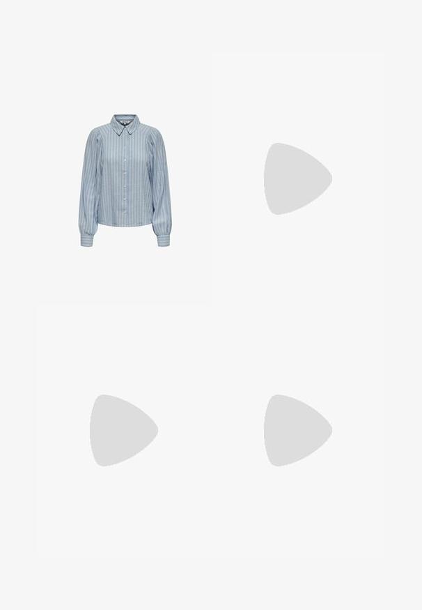 Lysblå skjorte med hvide lodrette striber, med klassisk krave og puflange ærmer med samlede manchetter.; Bredde ben denim jeans i mellemblå, med høj talje, knaplukning og kontrasterende lodrette sømdetaljer foran.; Sorte patenterede hælsandaler med firkantet tå, ankelremme og sølvspænder. Har en chunky blokHæl for stabilitet.; Sort læder tote taske med glat tekstur, rektangulær form og to lange hanke. Ingen synlig hardware eller udsmykninger.