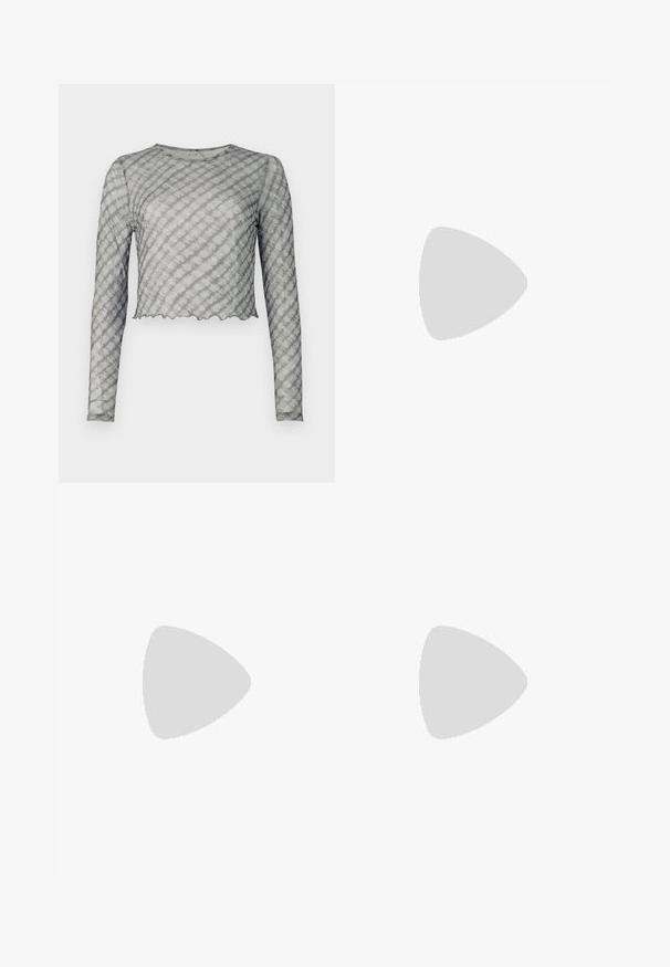 Dlouhý rukáv, cropped top v průhledné šedé barvě s jemnými diagonálními pruhy. Má kulatý výstřih a vlnitý lem. Měkká textura, přiléhavý střih.; Černé široké džíny s třemi bílými pruhy po stranách a malým bílým logem. Obsahují přední kapsy a zapínání na knoflík.; Bílé sandály na vysokém podpatku s robustním podpatkem, s designem s pásky a zavazováním kolem kotníku. Hladký povrch s platformou vpředu pro zvýšení výšky.; Černá kožená kabelka s křivkovým tvarem, odnímatelným popruhem a zlatými detaily. Kabelka má klopu s přezkou.