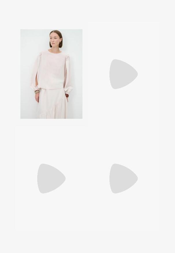 Lyserød bluse med lange, puffede ærmer og skulderbånd. Fremstillet af blødt, gennemsigtigt stof med en afslappet fit og rund halsudskæring.; Vide ben hvide denim bukser med fem lomme-design, metal knaplukning og rene syninger.; Next REGULAR FIT  FOREVER COMFORT POINT TOE  - Slingback-ballerinasko - snake; Mørkeblå læder clutch med krokodilleskin, sølv kædesti og metallisk lukning. Firkantet form med fold-over design.