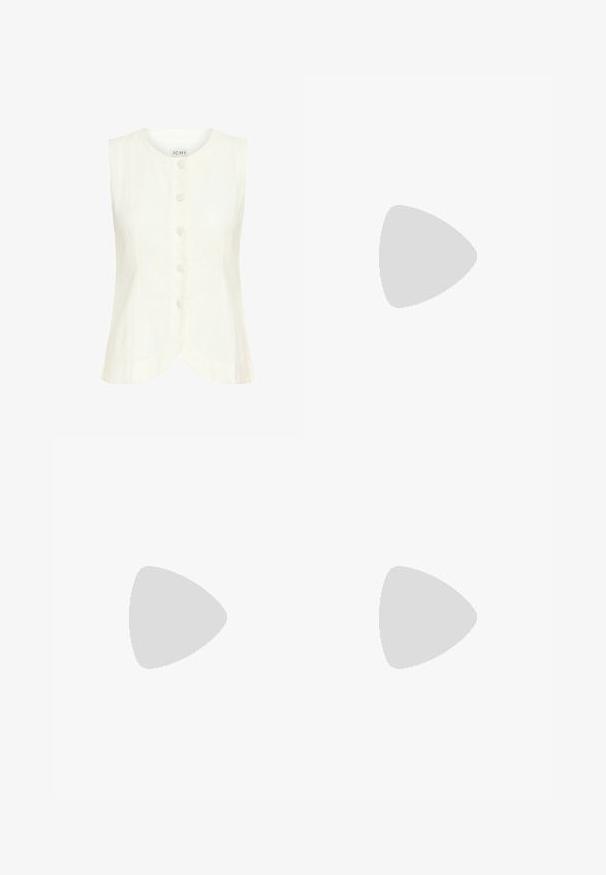 Top sans manches blanc avec un col rond, cinq boutons à l'avant, ourlet arrondi et texture douce. Fabriqué en tissu léger.; Pantalons larges noirs en tissu texturé, avec une taille élastique et une ceinture à nouer amovible à la taille pour un ajustement variable.; Sandales à talons en suède noir avec un large talon bloc, une bride de cheville réglable, un design ouvert à l'avant, et des coutures contrastées.; Lunettes de soleil noires surdimensionnées avec des verres dégradés, monture épaisse et détails en chaîne dorée sur les branches.