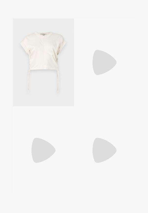 Top corto crema realizzato in tessuto morbido, dotato di scollo rotondo, maniche corte e lacci laterali regolabili. Design semplice e pulito.; Pantaloni neri a gamba larga plissettati con vita elastica. Il tessuto presenta pieghe verticali e una consistenza liscia.; Sandal con tacco nero e design con cinturino intrecciato, punta quadrata e cinturino alla caviglia regolabile. Soletta beige chiaro con tacco nero lucido.; Borsa a tracolla in pelle nera con design a cima arricciata, dotata di due manici corti e di una lunga tracolla regolabile. Texture liscia, forma arrotondata.