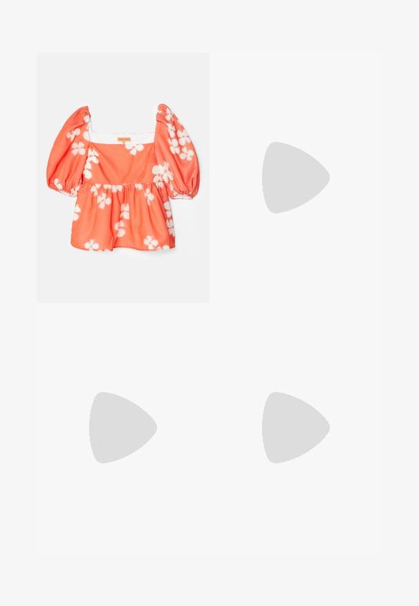 Blusa de coral com mangas bufantes, padrão floral branco, decote quadrado, cintura franzida e tecido texturizado. Etiqueta visível com o nome da marca.; Calças bege ajustadas com um design de perna reta, feitas de um tecido leve. Apresenta pregas frontais e uma cintura clássica.; Bailarina preta em pele com bico arredondado, textura suave, detalhe de costura minimalista e design de sola flexível.; Pequena mala de couro preto com forma arredondada, pega em cima e alça removível. Usada com vestido de tecido preto e sapatos pretos plissados.