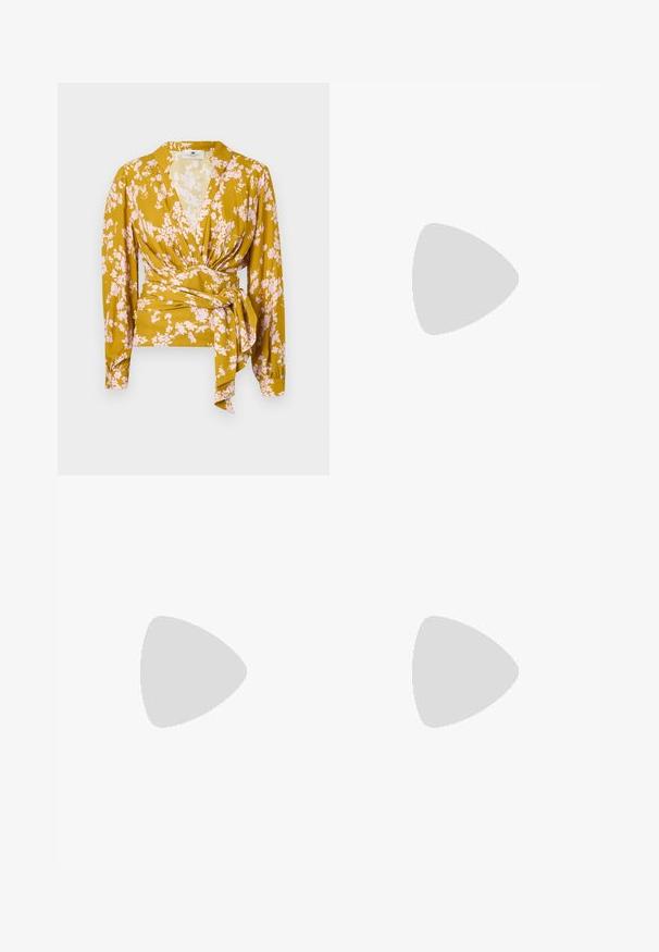 Blusa avvolgente floreale in giallo senape con motivi di fiori rosa, maniche lunghe e un dettaglio di legatura in vita. Texture del tessuto liscia.; Pantaloni larghi marroni con fronte piatto e pince, chiusura con bottone e orli risvoltati, realizzati in tessuto liscio.; Scarpa nera in pelle con punta a punta e tacco alto a stiletto di media altezza, con piccolo emblema dorato vicino al tacco su sfondo bianco.; Borsa a spalla in pelle nera con forma curva, texture trapuntata e dettagli in oro. Presenta una tracolla removibile e dettaglio del logo.