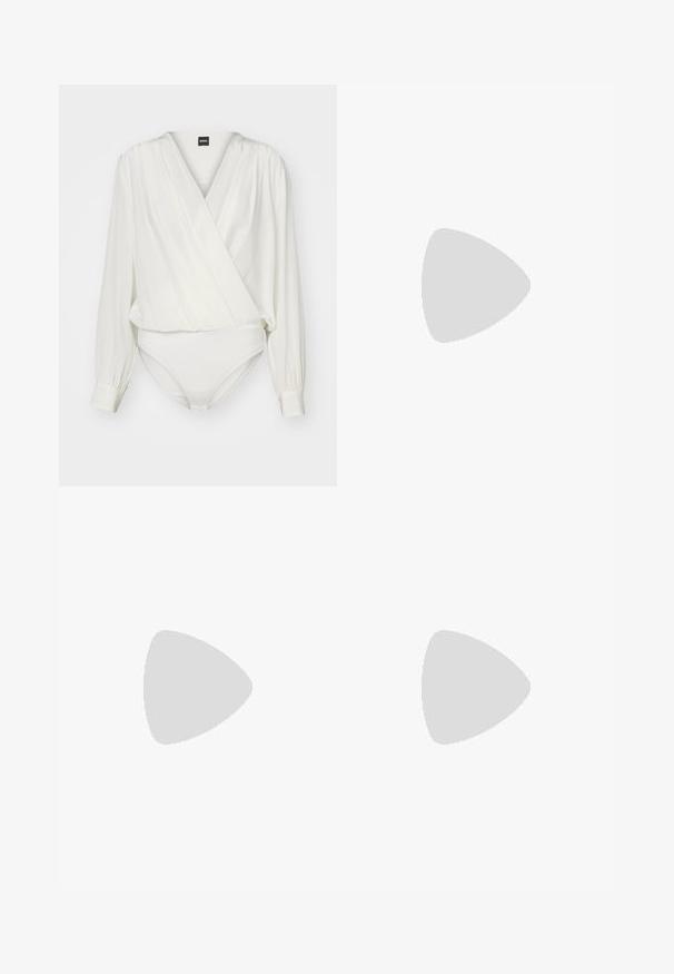BOSS BITOCA - Blus - open white; Svarta byxor med rak passform, med dubbla fickor, en slät yta och en klassisk midje-design. Ingen synlig hårdvara eller detaljer.; Svart läder slingback-hälar med spetsig tå, med en smal klack och en guldtonad detalj på den justerbara remmen. Slät textur.; Svart läderhandväska med en strukturerad design, som har en avskuren form, ett handtag upptill och guldiga detaljer. Justerbar axelrem ingår.