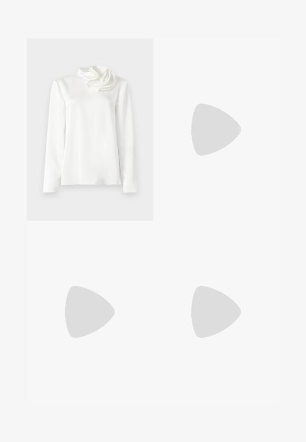 Hvid langærmet bluse med høj hals og en stor stofblomstdetalje på venstre skulder mod en ensfarvet baggrund.; Marineblå højtaljede bukser med elastisk talje, lige brede ben og sidelommer, præsenteret mod en ensfarvet baggrund.; Sort læder ankelstøvle med rundt tå, blokhæl, lynlås i siden og stikninger på vampsiden. Glat tekstur, klassisk design.; Rød lakeret læder clutch-taske med en buet design, fold-over låg og en metallet logo accent på en sølvplade. Glat, skinnende overflade.