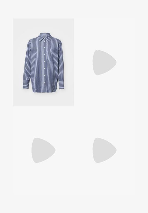 GAP BIG STRIPES BIG CUFF BIG COLLAR - Bluza z gumbi - blue; Svetlo modri široki traper hlače. Imajo gumb in zadrgo, pet žepov ter pošvedrano površino s nekoliko obrabljenim robom.; Bela sandala na visokih petah s debelim petam, ki ima obliko trakcev in vezanje okoli gležnja. Gladka tekstura z platformo spredaj za dodatno višino.; Rjava semišna torba z mehko teksturo, velikim odprtjem in dolgimi ročaji. Ima preprost dizajn z vidnim šivanjem in brez okovja.