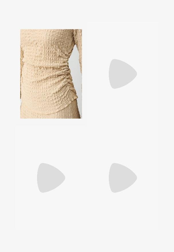 Top beige texturizzato con dettagli arricciati lungo i lati, realizzato in un tessuto leggero con una superficie increspata.; Pantaloni bianchi a gamba larga realizzati in tessuto morbido, con vita regolabile e due tasche frontali. Texture liscia e senza motivi visibili.; Sandal con tacco trasparente e parte superiore trasparente, plantare beige e una sottile cinghia alla caviglia. Presenta una punta appuntita e un tacco alto e sottile.; Borsa a tracolla in tessuto beige con una forma triangolare unica, ampie spalline e dettagli delle cuciture visibili per una maggiore struttura.