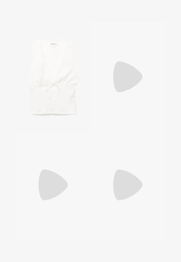 Witte mouwloze top met een V-hals, gestructureerde stof en een strik in de taille. Gladde zoom en casual ontwerp, geschikt voor warm weer.; Zwarte wijde broek van katoen, voorzien van een elastische tailleband, gestructureerde stof en gestikte paneeldetails langs de zijkanten.; Bruine leren ballerina met een ronde neus, geplooide details aan de voorkant en een platte, lichte zool.; Bruine lederen totebag met een brede, gestructureerde vorm, dunne handvatten en een gestructureerde afwerking. Kenmerkt zich door een minimalistisch ontwerp zonder zichtbare hardware.