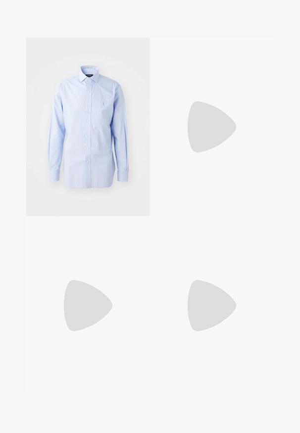 Šviesiai mėlynas dryžuotas marškiniai su klasikiniu apykakle, ilgomis rankovėmis ir mažuoju logotipu kairėje krūtinės pusėje.; Balta ilgomis rankovėmis marškinėliai iš medvilnės. Gali būti apvalios formos kaklas, raukšlės ant rankovių, ir nedidelis tamsiai mėlynas polo logotipas kairėje krūtinės pusėje.; Jūriniai laisvalaikio kelnės, pagamintos iš minkštos medvilnės mišinio, su reguliuojamu juosmeniu, užtrauktukais užsegamomis kišenėmis ir nedideliu logotipu ant kairiojo šlaunies.; Balti žemesnio profilio sportiniai bateliai su juodu kulno užtrauktuku ir juodu Polo Ralph Lauren logotipu šone, su baltais raišteliais ir storu guminiu padu.