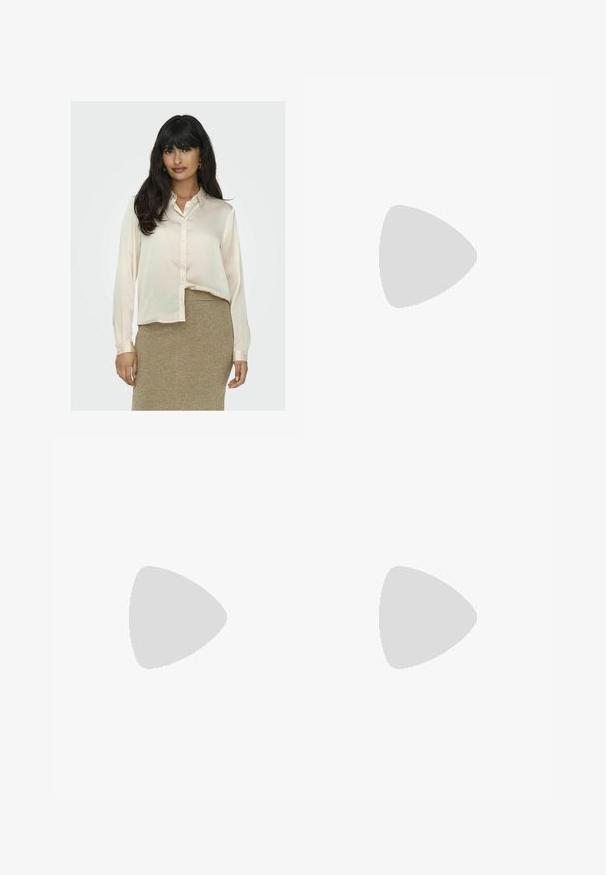 Blusa a maniche lunghe color crema realizzata in tessuto morbido, con apertura a bottoni sul davanti e colletto, abbinata a una gonna dorata con una trama.; Jeans a gamba larga in denim nero con chiusura a zip, design a cinque tasche e dettagli di cucitura sottili. Texture morbida e stile casual.; Décolleté in vernice nera con punta affusolata e tacco in geometria cubica. Presentano un design elegante e minimalista, con una texture liscia.; Borsa a tracolla nera in pelle con una forma curva, manico rimovibile e accessori dorati. La borsa presenta una patta con un dettaglio a fibbia.