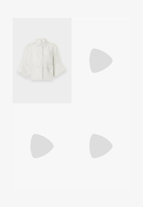 Jasnoszara, krótkotaliowana bluzka wykonana z miękkiego materiału, z kołnierzykiem, frędzlami na ramionach i u dołu oraz szerokimi rękawami.; Czarne spodnie o dopasowanym kroju z prostymi nogawkami, o gładkiej fakturze i wyraźnych zagięciach z przodu. Bez widocznych elementów metalowych.; Czarne lakierowane szpilki z ostrym noskiem, regulowanymi paskami wokół kostki i smukłą szpilką. Gładka tekstura z błyszczącym wykończeniem.; Czarna skórzana torebka o strukturalnym designie, z przyciętą formą, górnym uchwytem i złotymi akcentami. W zestawie regulowany pasek na ramię.