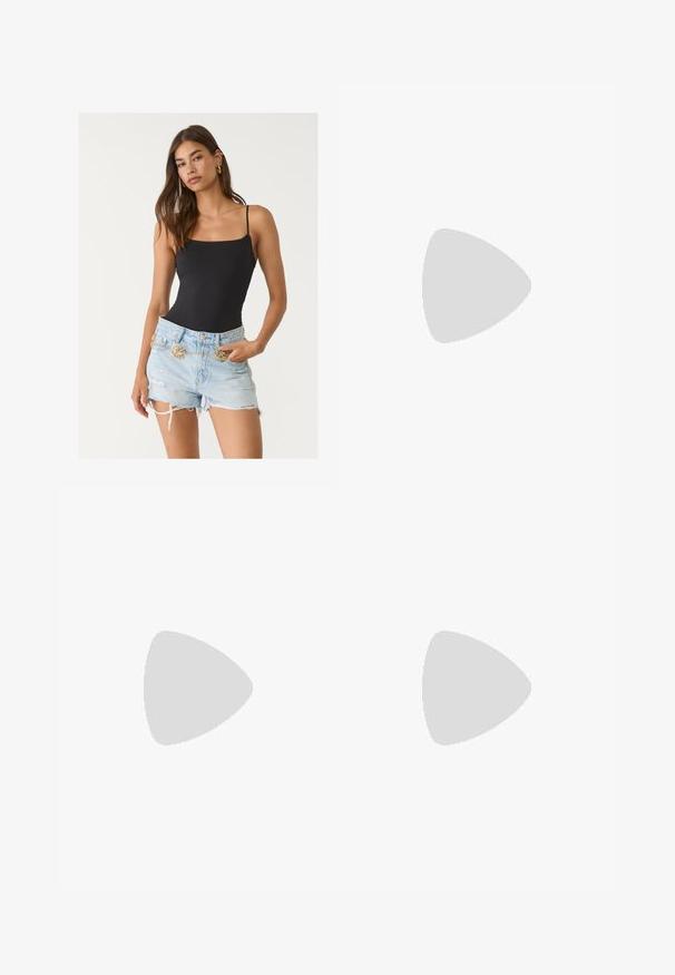 Body nero aderente con spalline sottili e bordi scallop, abbinato a pantaloni corti in denim azzurro chiaro strappati, con cintura in catena dorata.; Pantaloni con motivo camouflage in tessuto leggero, con elastico in vita, tasche laterali e cordini regolabili alle caviglie.; Stivale da combattimento nero con lacci, suola in gomma spessa, occhielli rotondi in oro rosa e finitura in pelle testurizzata. Cerniera laterale per un facile accesso.; Occhiali da sole neri in plastica con forma geometrica a occhio di gatto, lenti grigie e dettagli dorati sulle astine. Texture liscia su tutto il telaio.