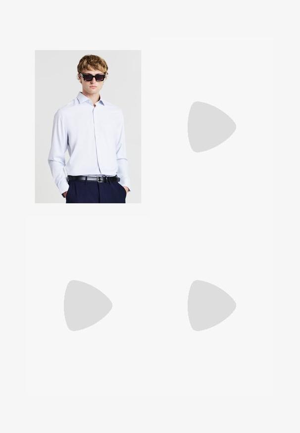 Junger Mann mit übergroßen schwarzer Sonnenbrille, hellblauem Hemd mit Knöpfen, dunkler Hose und schwarzem Ledergürtel, posing mit den Händen in den Taschen.; Schwarzes Langarm-Henley-Shirt aus weichem Stoff, mit knöpfbarer Leiste, rundem Ausschnitt und enganliegenden Ärmeln.; Maßgeschneiderte dunkelblaue Stoffhosen mit hoher Taille, zwei frontalen Falten, Knopfverschluss und geraden Beinen aus glattem Material.; Schwarze Lederloafer mit glatter Oberfläche, ausgestattet mit einer Nahtverzierung an der Vorderkappe und einer niedrigen, durchgehenden Gummisohle in Schwarz.