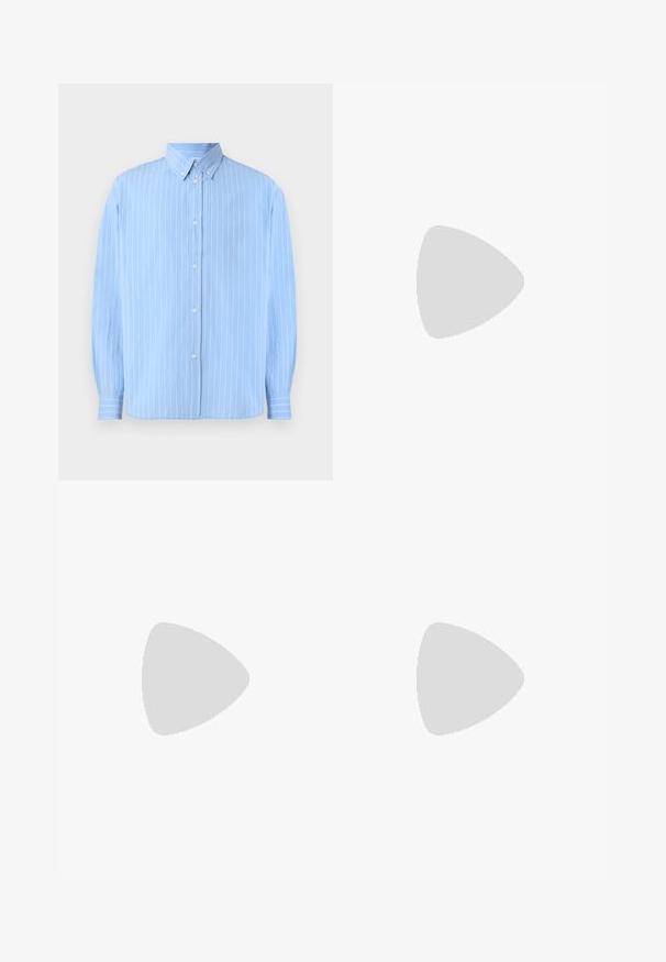 Camicia azzurro chiaro con bottoni, realizzata in tessuto morbido, con strisce bianche verticali, colletto a punta e maniche lunghe con polsini abbottonati.; Canotta bianca in cotone con scollatura rotonda, spalline larghe e orlo dritto, caratterizzata da una superficie liscia e senza motivi visibili.; Pantaloni bianchi a gamba larga con pieghe sul davanti, chiusura a un bottone e tasche laterali. Texture liscia e design sartoriale.; Mocassini in pelle nera con borchie decorative e finitura liscia, abbinati a pantaloni neri larghi.; Orologio da polso in metallo argentato con cassa quadrata, quadrante bianco, numeri romani e bracciale a maglie argentate. Presenta un design resistente all'acqua.