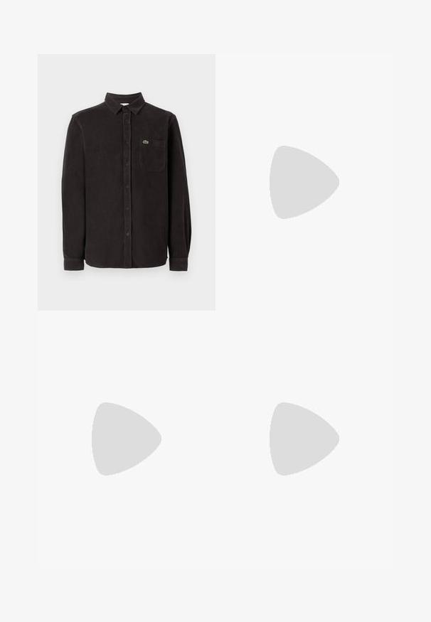 Camicia di velluto a coste nera con maniche lunghe, colletto a polo, tasca frontale e piccolo logo verde sul lato sinistro superiore.; Camicia bianca in cotone a maniche lunghe con scollatura rotonda, spacchi laterali in fondo e una texture liscia, mostrata da dietro.; Jeans in denim blu chiaro con design a gamba dritta, cinque tasche, chiusura con bottone, leggero sbiadimento e dettagli di cucitura a contrasto.; Sneaker bianco con tomaia in pelle liscia e profilo basso. Presenta una punta arrotondata, sei occhielli e una suola in gomma testurizzata.
