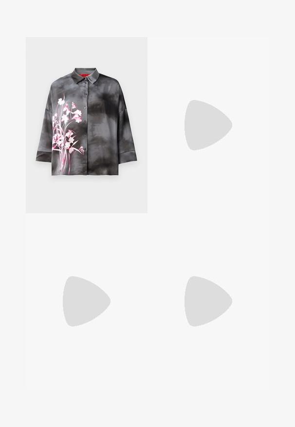 Satinbluse i grå med et pink blomsterprint, med knaplukning foran, krave og trekvartærmer. Glat tekstur og afslappet pasform.; Mørkeblå stribede bukser med høj talje, vidde bendesign og ingen synlig hardware eller dekorationer. Glat tekstur og skræddersyet pasform.; Sort læder ankelstøvle med rundt tå, blokhæl, lynlås i siden og stikninger på vampsiden. Glat tekstur, klassisk design.; Rød læder clutchtaske med tekstureret overflade, der har et fladt fold-over top og en kort rem. Diskret logo på fronten.