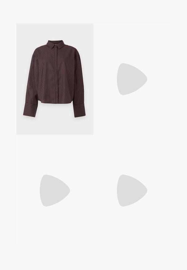 Chemise raccourcie en tissu marron foncé avec des rayures verticales blanches et bleues. Présente un col classique et des manches longues avec des poignets larges.; Pantalon noir ajusté avec une coupe droite, présentant une texture lisse et des plis nets sur le devant. Aucune quincaillerie visible.; Sandale à talon en cuir noir avec sangle de cheville ajustable, design à bout ouvert et talon carré. Texture lisse, style minimaliste.; Sac à main en cuir noir avec un design structuré, featuring une forme cropped, une poignée supérieure et des accents en matériel doré. Bandoulière réglable incluse.