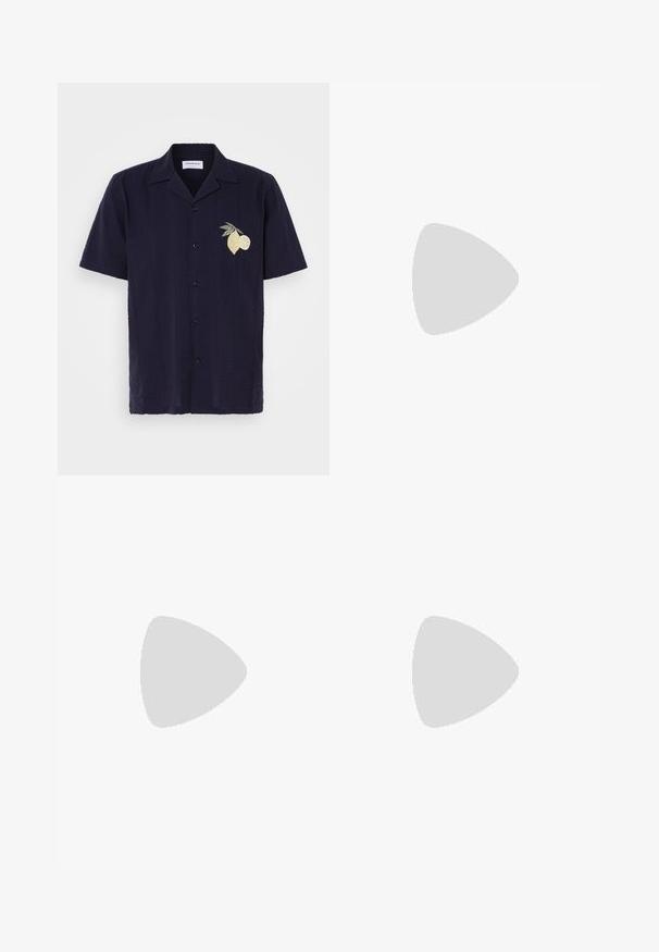 Marineblauwe korte mouwen shirt met een gestructureerd patroon en verticale strepen. Kenmerkt een geborduurd citroen- en limoenontwerp op de linkerborst.; Linnen broek in gebroken wit met een trekkoord in de taille, iets wijde pijpen en opgerolde manchetten voor een relaxte pasvorm. Geen zakken.; Witte leren sneaker met een reliëfpatroon, textuur van de witte tussenzool en een zwarte hielaccent. Heeft een ronde neus en platte veters.; Ronde zonnebrillen met een transparante montuur, lichtgroene lenzen en dunne, transparante pootjes. Bevat subtiele hardware-accenten op het montuur.
