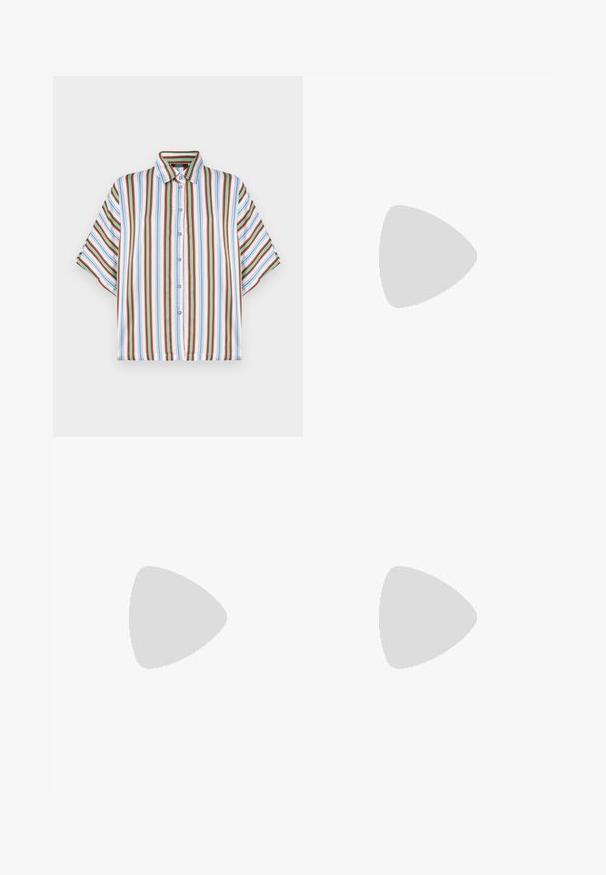 Korte ermers button-up skjorte med vertikale striper i rød, blå, grønn og hvit. Laget av lett stoff med klassisk krage.; Hvit langermet ribbestrikket turtleneck-genser med rysjedetaljer på halsen og frynsete kant. Glatt tekstur, tettsittende design.; Grå vid bukse laget av teksturert stoff, med høy midje, frontfolder og to knapper i midjen.; Svart lær slingback sko med spiss tå og smal, buet hæl. Har en diskret justerbar rem med en metallspenne.