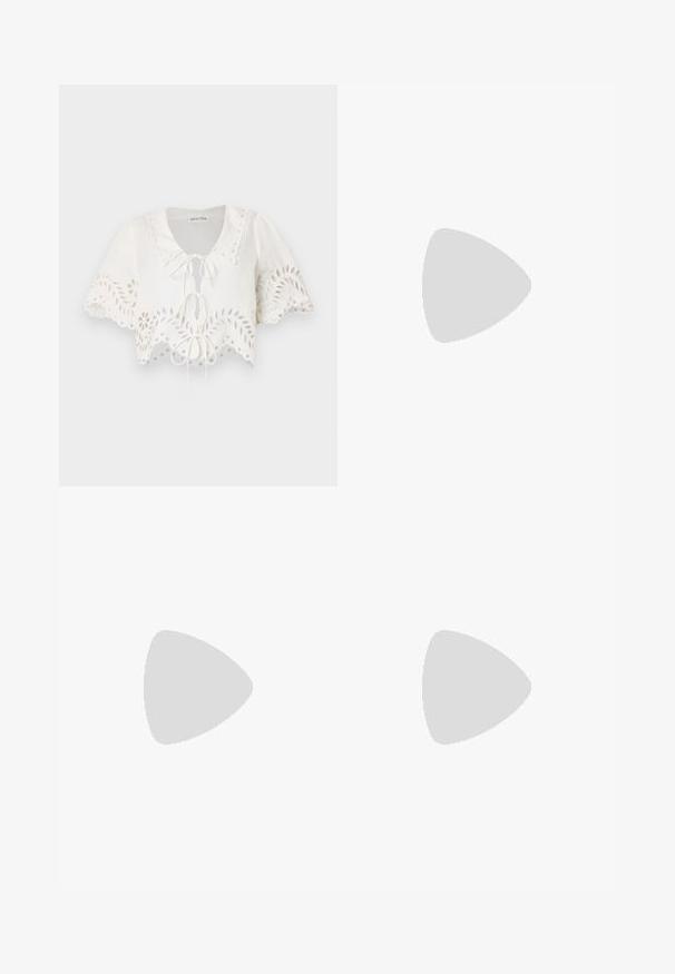 Fehér, rövid ujjú, cropped blúz, hullámos szegéllyel, virágmintás kivágásokkal és nyakkivágásnál megkötős záródással. Könnyű anyagból készült.; Fekete, testhezálló nadrág egyenes szárú kivitelben, sima textúrával és éles redőkkel az elején. Nincs látható fémalkatrész.; Fekete bőr slingback magassarkúk, hegyes orral, vékony sarkakkal és arany színű részlettel a állítható pánton. Simа felület.; Fekete bőr kézitáska, strukturált dizájnnal, rövidített formával, felső fogantyúval és arany színű kiegészítőkkel. Állítható vállpánt is tartozik hozzá.