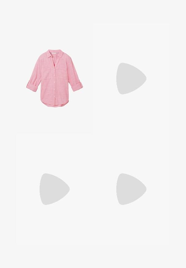 TOM TAILOR WITH SLUB STRUCTURE - Blúzka so zapínaním na gombíky - carmine pink; Čierne široké nohavice s vysokým pásom, so zapínaním na gombíky na páse a prednými sklady.; Čierne kožené lodičky s špicatou špičkou a nízkym blokovým podpätkom. Obsahuje remienok okolo členka so zlatým prackou. Hladký povrch.; Čierna kabelka so štruktúrovaným tvarom, hladkou textúrou a kovovou sponou. V kombinácii so širokými čiernymi nohavicami a sandálmi s otvorenou špičkou na drevenej podlahe.